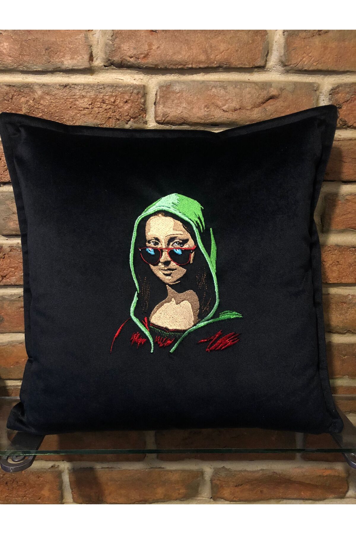 Mona Lisa Nakışlı Siyah Kadife Kırlent Kılıfı Sanat Eseri Temalı Dekoratif Yastık