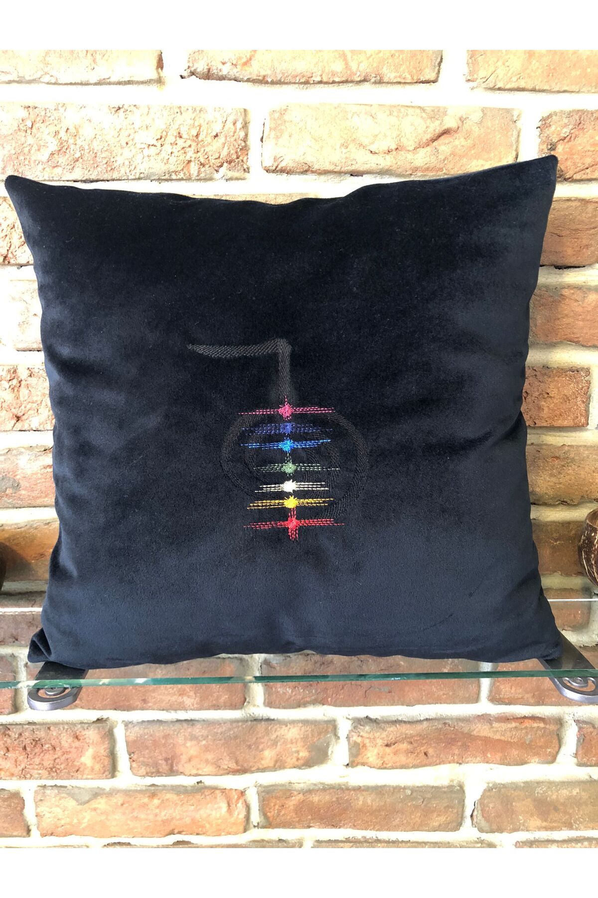 Siyah Reiki Sembolü Nakışlı Kadife Kırlent Kılıfı
