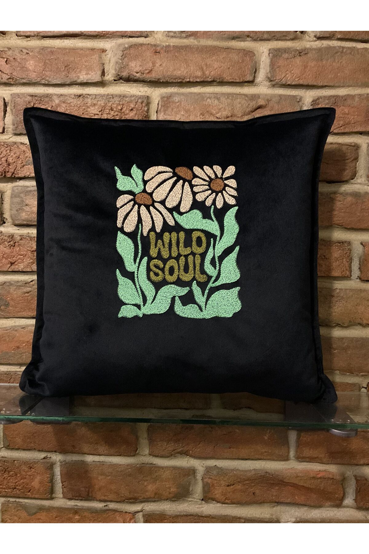 Siyah Papatya Wild Soul Nakışlı Kadife Kırlent Kılıfı
